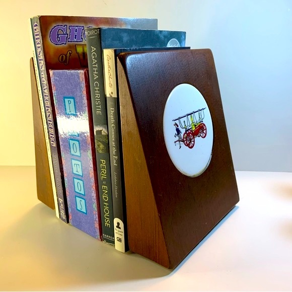 Set Of 2 The Colonial Peddler Firefighter & Horse Drawn Engines Wooden Bookends - Picture 6 of 13